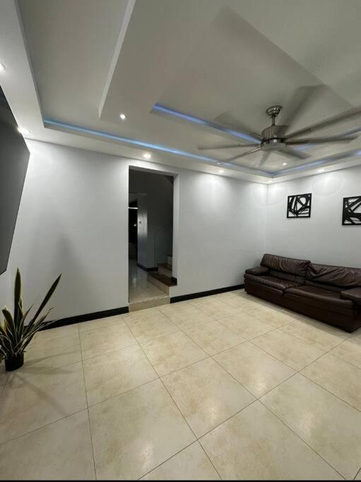 The Jewel Apartment Kingston Bagian luar foto