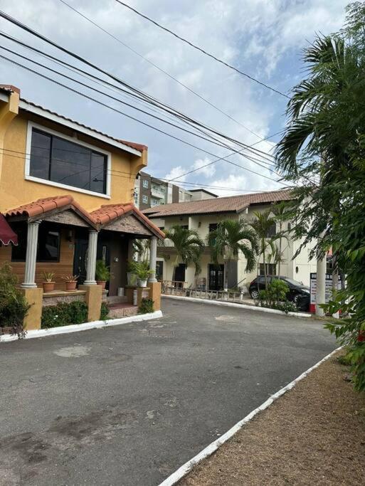 The Jewel Apartment Kingston Bagian luar foto