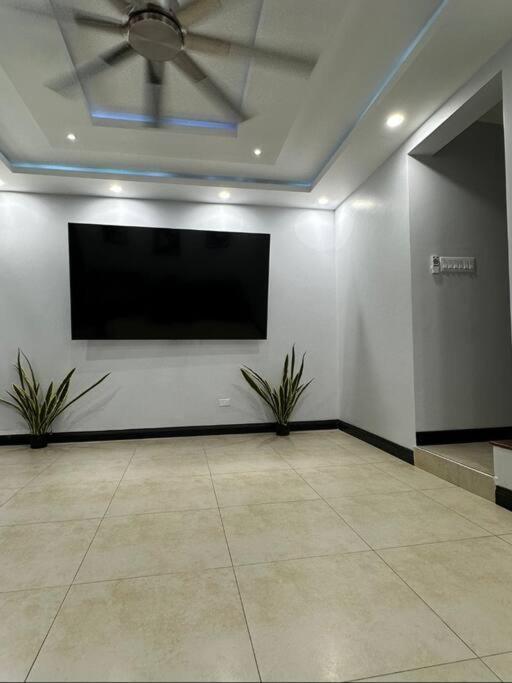 The Jewel Apartment Kingston Bagian luar foto