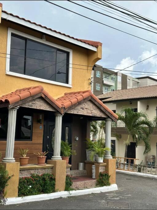 The Jewel Apartment Kingston Bagian luar foto