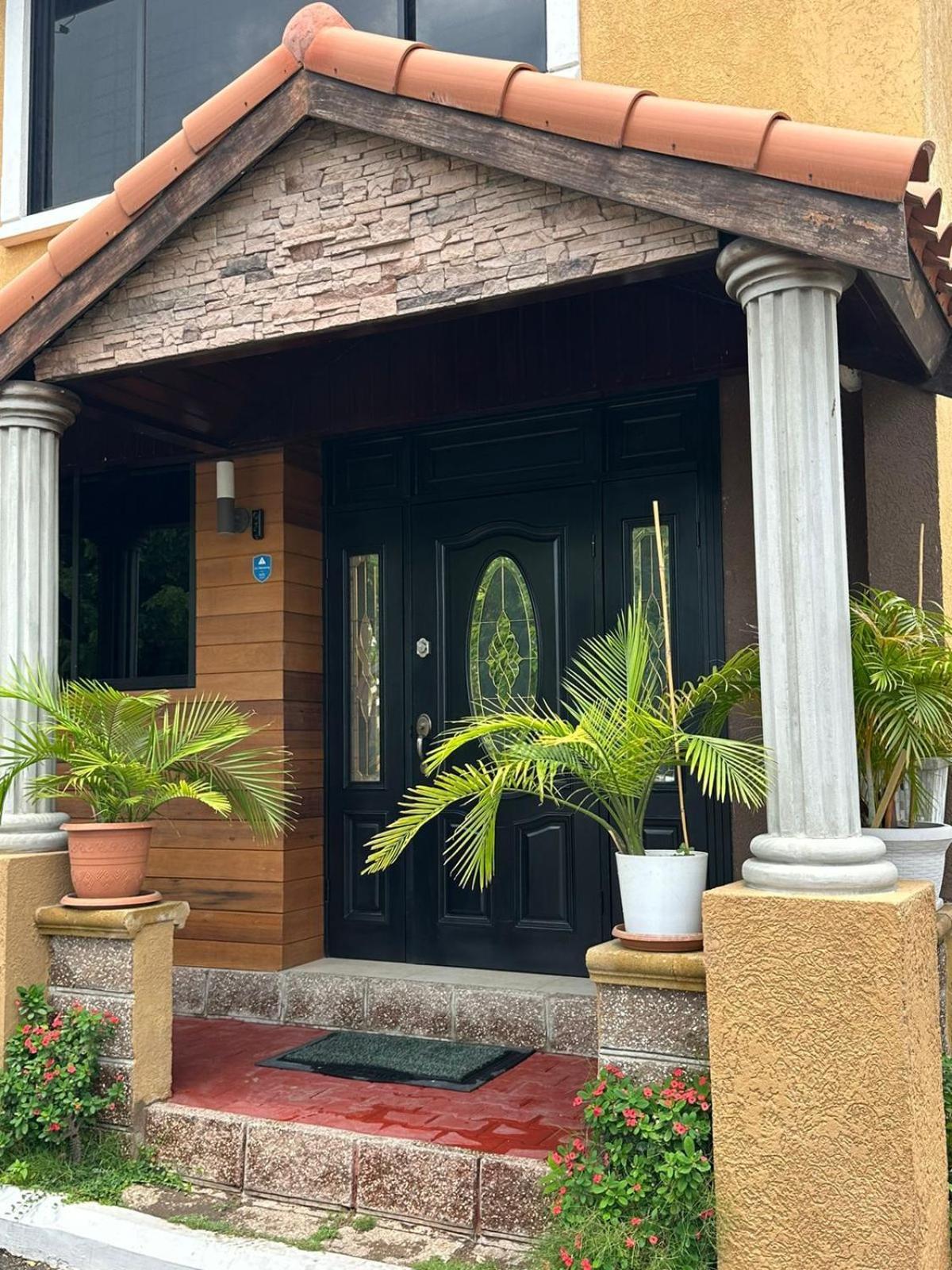The Jewel Apartment Kingston Bagian luar foto