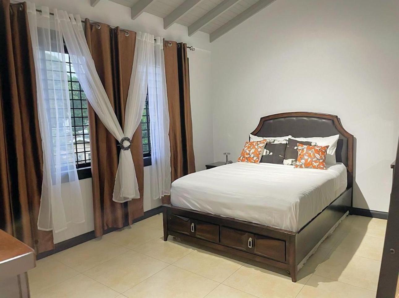 The Jewel Apartment Kingston Bagian luar foto